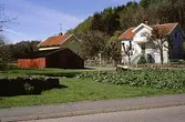 Bostadshus med ekonomibyggnad och trädgårdsland på Wättnegatan, Toltorp 1:241, Toltorpsdalen maj 1991. Relaterat motiv: 2004_1264.