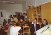 Ner till höger sitter Nils Dahlbeck och Gunnel Dahlbeck. Familjesöndag på Mölndals museum, 25 oktober 1992. Under söndagen kunde man delta i barnverkstad med käpphästtillverkning, se på modevisning med gamla baddräkter och lyssna på en paneldiskussion om 