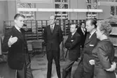 Från besöket på postkontoret Nyköping 1. Kontrollör Allan Thored
t.v. visar här ankommande avdelningen för fr.v. studierektor Sven
Cronström och yrkesvalslärarna Lars-Åke Bergqvist, båda från
Frösängsskolan i Oxelösund, rektor Sigvard Karlsson och skolkurator
Kerstin Wessberg, från Nyköping.