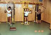 Pia Lilja, Pia Persson och Anders Börjesson tränar styrketräning i Åby simhall, 1982-10-22. Relaterat motiv: 2004_1524.