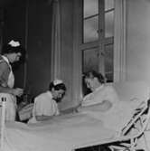 Undersköterska Syster Mirrjam tar blodprov på en patient på Sabbatsbergs sjukhus i Stockholm, cirka 1958. Den vita rocken skulle alltid vara på när man tog blodprov.