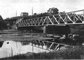 Bro öfver Mölndalsån, okänt årtal. Järnvägsbron omedelbart väster om Grevedämmets skola och strax öster om Mölndals övre.
Avfotograferade ur 