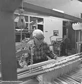 En man som väver i arbetsterapin på Lackarebäckshemmet, okänt årtal.