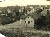 Affärsbyggnad med bostadshus bakom på Fässbergsgatan/Lyckogatan i nuvarande Toltorpsdalen, kring sekelskiftet 1900. Affärsbyggnaden är nu riven. 
Husen i området var enkelt byggda, av en sorts 