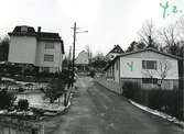 Bostadshus längs Lyckogatan i Toltorpsdalen, Mölndal. Bostadshuset på Lyckogatan 8 syns i höger i bild, 1970-tal.