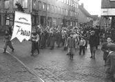 Mölndals Köpmannaförenings julparad i Mölndals centrum, troligtvis 1950-tal. Denna anordnades under många år. Frölundagatan (senare: Brogatan) ses i bakgrunden.