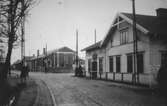 Vy över Mölndalsbro, 1920-tal. Till vänster ses de två spårvagnshallarna (i hörnet mellan Göteborgsvägen och Kvarnbygatan). Till höger ligger Kungsbackavägen 1 (Hjertstrands eller bankhuset). Samma foto som: 1995_0793.