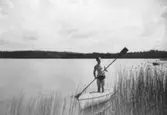 Östen Krantz paddlar sin kanot i Tulebosjön, okänt årtal.