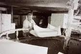 Man i arbete på Papyrus i Mölndal, år 1990.