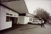 Övre porten till Papyrus vid Kvarnbygatan 2A i Mölndal, år 1990. Mannen till vänster är troligen Kent-Erik Pettersson och mannen till höger är Jan Callesen.