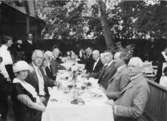 Världspostkongressen 1924. Lunch i Strängnäs. 1:e man från höger: friherre Johannes Rudbeck, 2:e man: Furrer, Schweiz. 3:e man: sekreterare Gunnar Lager.