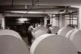 Stefan Roslund och Lennart Landh i arbete med kartongrullar på Papyrus i Mölndal, år 1990.
