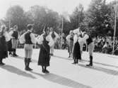 Folkdans på dansbanan på Skansen.