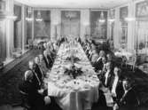 Vid Världspostkongressen i Stockholm år 1924 beslöts att, med anledning av att världspostföreningen nämnda år fyllde 50 år, en minnestavla skulle uppsättas i riksdagshuset. När denna var färdig 1929 uppsattes den och vid en middag, som svenska staten bjöd på, togs detta foto.