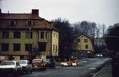 Vy från Frölundagatan (idag: Brogatan) i Mölndal, 1970-tal. Den ljusgrå villan längst bort i bild är länsman Elfvings villa (senare Gustaf Zachrissons) på Frölundagatan 25 A. 
Huset står kvar än i dag. Nuvarande adress bör vara Björkåsgatan.