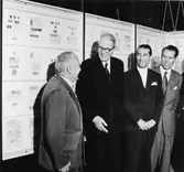 Vid Giaquili-Ferriuis exponat i rum 17. Från vänster Giulio
Bolaffi, Italien, envoyén Christian Günther, G F Giaquili-Ferriui,
Italien och kontrollör Sven Bäckström.