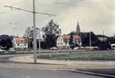 Spårvägens vändslinga på Broslätt i Mölndal, 1970-tal. I bakgrunden ses butiker på Storgatan samt Fässbergs kyrka.