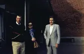 Tre personer står utanför Mölndals Museum. Mannen till höger är Hjalmar Lindqvist, chef för kulturförvaltningen. Exteriörfoto från upprustningen av Mölndals Museum på Norra Forsåkersgatan 19 (Kallkällan 1) år 1985.