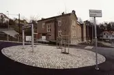 Exteriörfoto på Forsåkersgatan 19 (Kallkällan 1) år 1987. En nygjord rondell i korsningen Rygatan/Forsåkersgatan. Den 22 april 1997 döptes Forsåkersgatan om till Norra Forsåkersgatan.