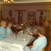 Valdeborg Johanssons kusin Judit Johansson och hennes man Gustavs guldbröllopsfest 6 juni 1967 i Lygneviks pensionat vid sjön Lygnern. Till höger om Valdeborg sitter hennes kusin Dagny Johansson. Guldbröllpsparet skymtar bakom flaggan.