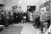 Del av vernissagepubliken lyssnar till invigningstalet. T.h. står
pm Helge Wallin och 2:e fr.h. är byråchef Stig Salomonsson, Psn.