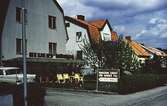 Möbelaffär och bostadshus längs Barnhemsgatan i Mölndal, 
år 1971 - 72.