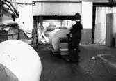 Slawomir Ribjer transporterar kartongrulle med truck på pappersbruket Papyrus i Mölndal, år 1990.