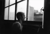 Jan Callesen tittar ut genom ett fönster på pappersbruket Papyrus i Mölndal, år 1990.