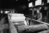 Esko Kiviniemi övervakar massavedstransport på pappersbruket Papyrus i Mölndal, år 1990.