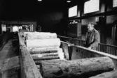 Esko Kiviniemi övervakar massavedstransport på pappersbruket Papyrus i Mölndal, år 1990.