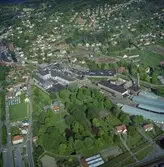 Flygfoto över pappersbruket Papyrus fabriksområde i Mölndal, 9/6 1969. I bildens högra kant syns Yngeredsfors fruktodlingar.