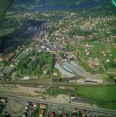 Flygfoto över pappersbruket Papyrus fabriksområde i Mölndal, 9/6 1969. Till höger om fabriksbyggnaderna syns Yngeredsfors fruktodlingar.