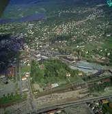 Flygfoto över pappersbruket Papyrus fabriksområde i Mölndal, 9/6 1969. Till höger om fabriksbyggnaderna syns Yngeredsfors fruktodlingar.