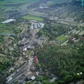 Flygfoto över pappersbruket Papyrus fabriksområde i Mölndal, 9/6 1969. Till vänster om fabriksbyggnaderna (följ röken från skorstenen) syns Yngeredsfors fruktodlingar.