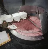 Man i arbete vid holländeri på pappersbruket Papyrus i Mölndal, år 1970.