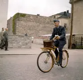 Brevbäraren på bilden är med stor sannolikhet Owe Jonsson. Owe
Jonsson var brevbärare i Växjö och vann EM-guld i Belgrad den 16
september 1962 i löpning 200 meter, bara 13 dagar senare omkom han i
en bilolycka.
