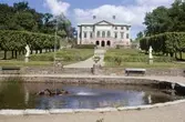Gunnebo slott med parken.

Bilden visar Gunnebo slott från söder, med den i fransk stil ordnade parken.

Slottet byggdes under åren 1784 - 1796 av den rike göteborgsköpmannen John Hall d.ä. Denne lät egentligen uppföra slottet såsom ett sommarställe för sig och sin familj.

I familjen föddes en son, som också fick förnamnet John. Han kallades med tiden John Hall d.y.

Sonen var föräldrarnas 