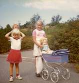 Christine och hennes syster Ingela, augusti 1976.