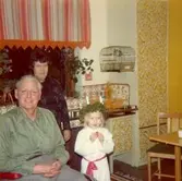 Christine är lucia hos morbror Göte i Åby i Mölndal, 
cirka december 1974.