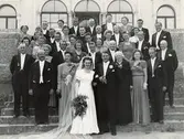 Bröllop mellan Edit och Åke Melin.  Fotograferat utanför Slottsvikens pensionat.

Edit Viola Persson föddes 31/10 1918. Hon växte upp på Wallinsgatan i Mölndal där hennes far Verner Persson ägde och drev en handelsträdgård. Modern Hette Elvira men kallades Vera. Edit hade två bröder, storebror Fritz och lillebror Per Olof 