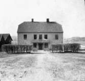 Åby Frälsegården, huvudbyggnaden. 

Huvudbyggnaden och ladugård brann ned natten mellan den 2 och 3 september 1933.