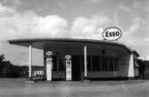 Esso bensinstation i hörnet av Frölundagatan och Toltorpsgatan år 1946.