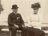 Jean O. Erikson (1833-1921) och hans norskfödda maka Petra Erikson, f. Apenes, fotograferade i Norge. Familjen Erikson var ägare av Göteborgs Jästfabrik.