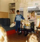 Dagisbarnens egna dockor. Dockteater på Vommedalens daghem 1987-03-25. Fotografi ur album tillhörande Blanka Kaplan.