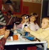 Dagisbarnens egna dockor. Dockteater hos Vommedalens deltidsgrupp 1986-11-06. Fotografi ur album tillhörande Blanka Kaplan.