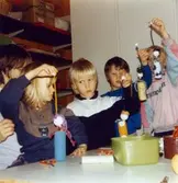 Dagisbarnens egna dockor. Dockteater hos Hällesåker deltidsgrupp 1986-12-10. Fotografi ur album tillhörande Blanka Kaplan.