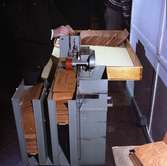 Öppning av de bruna kuverten med elektrisk skärmaskin. Bildmaterial
till diaserien 