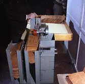 Öppning av de bruna kuverten med elektrisk skärmaskin. Bildmaterial
till diaserien 