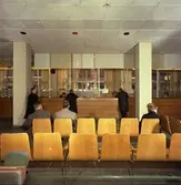 Kassaexpeditionen, allmänhetens avdelning. (I fonden fönster mot
Bryggargatan). Bildmaterial till diaserien 