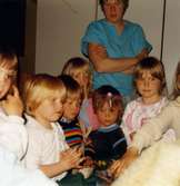 Dockteater på Lackarebäcks barnstuga 1987-04-30. Föreställning för dagbarnvårdare. Fotografi ur album tillhörande Blanka Kaplan.